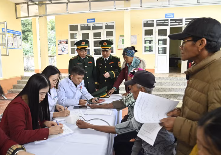 Trong chương trình “ Xuân biên phòng ấm lòng dân ban năm 2026”, Ban chỉ huy BĐBP tỉnh cũng phối hợp với các xã, phường biên giới khám chữa bệnh, cấp pháp thuốc miễn phí cho hàng trăm người dân.
