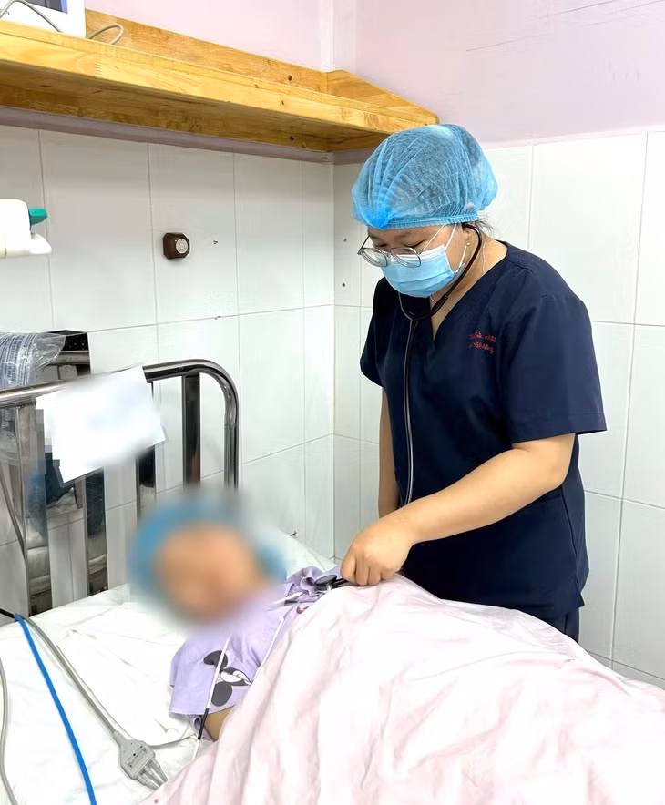 Bệnh nhi được các bác sĩ chăm sóc và điều trị tại Bệnh viện Đa khoa Thủ Đức (TP.HCM) - Ảnh: Bệnh viện cung cấp