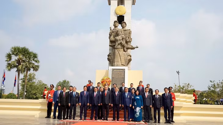 Tổng Bí thư Tô Lâm cùng Đoàn đại biểu cấp cao Đảng, Nhà nước Việt Nam dâng hương, dâng hoa tại Đài Hữu nghị Campuchia-Việt Nam ở Thủ đô Phnom Penh. (Ảnh: ĐINH TRƯỜNG)