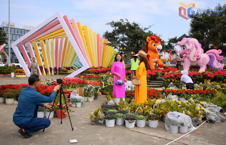 Các cụm đại cảnh và hạng mục trang trí hoa đang gấp rút được hoàn thiện để sẵn sàng đón người dân, du khách tham quan, chụp ảnh check-in.