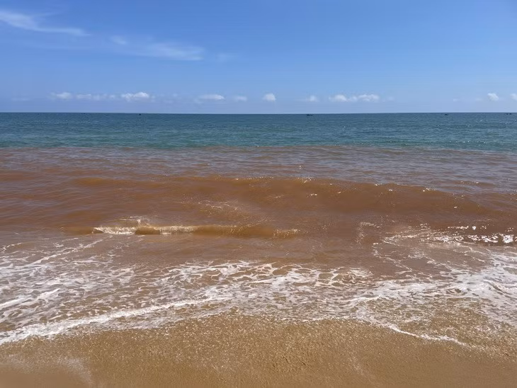 Nước biển đổi màu đỏ kỳ lạ tại vùng biển Tam Quan, Gia Lai, nhiều ngày qua - Ảnh: H.T.