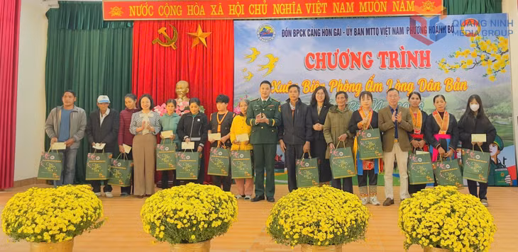 Tại chương trình 105 suất quà Tết đã được trao tặng đến các gia đình chính sách, hộ có hoàn cảnh khó khăn và các con nuôi đồn biên phòng.