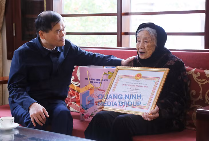 Chủ tịch UBND tỉnh Bùi Văn Khắng, tặng quà chúc Tết, mừng thượng thọ Mẹ Việt Nam Anh hùng Hoàng Thị Lại (2-2026). Ảnh: Nguyễn Thanh