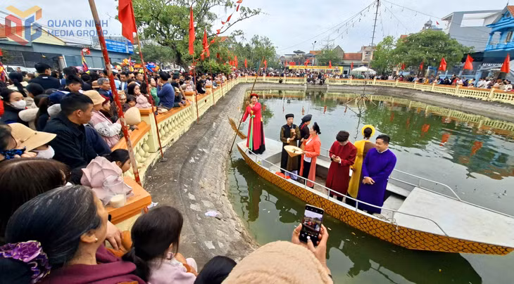Bên cạnh đó, còn nhiều hoạt động văn hóa văn nghệ, thể thao truyền thống tô điểm thêm nét đặc sắc lễ hội Tiên Công.