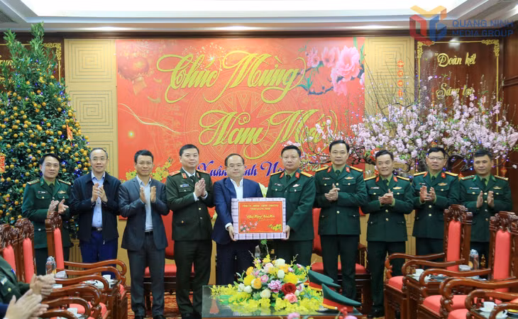 Đồng chí Quản Minh Cường, Ủy viên Trung ương Đảng, Bí thư Tỉnh ủy, Trưởng đoàn ĐBQH tỉnh, tặng quà cho cán bộ, chiến sĩ Bộ Chỉ huy Quân sự tỉnh.