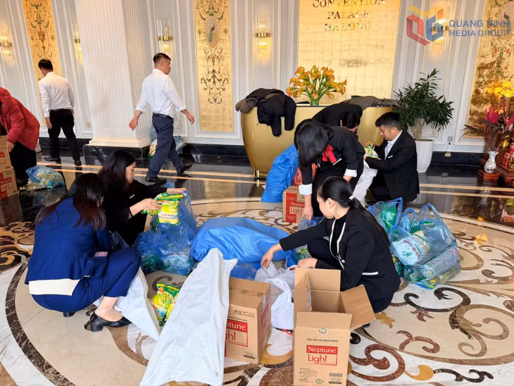 Công nhân, lao động Công ty CP Quốc tế Hoàng Gia hồ hởi nhận quà của đơn vị.