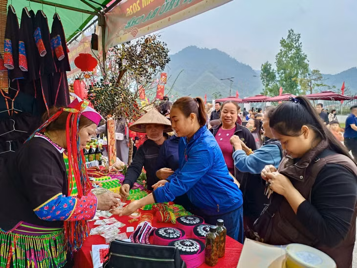 Chợ phiên thu hút đông người dân tới tham quan, mua sắm.