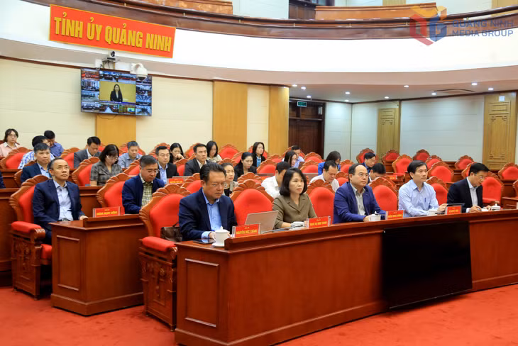 Đồng chí Quản Minh Cường, Ủy viên Trung ương Đảng, Bí thư Tỉnh ủy, Trưởng đoàn ĐBQH tỉnh, Chủ tịch Ủy ban bầu cử tỉnh, các đồng chí Phó Bí thư Tỉnh ủy và các đại biểu tỉnh Quảng Ninh dự hội nghị tại điểm cầu Quảng Ninh.