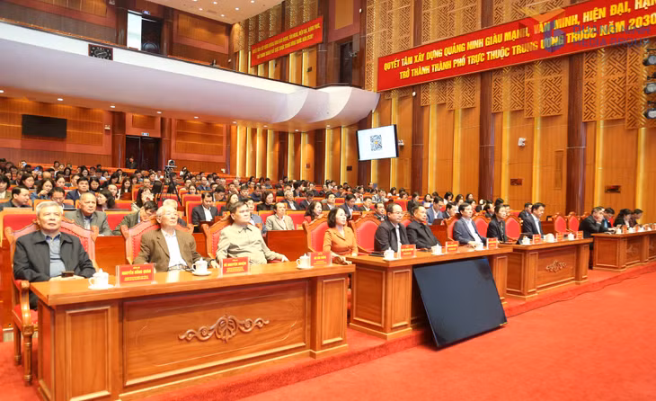Đồng chí Quản Minh Cường, Ủy viên Trung ương Đảng, Bí thư Tỉnh ủy, Trưởng Đoàn ĐBQH tỉnh cùng các đồng chí lãnh đạo tỉnh, nguyên lãnh đạo tỉnh và các đại biểu tham dự hội nghị tại điểm cầu Quảng Ninh.