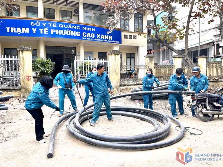 Nhân viên Xí nghiệp Nước Hồng Gai thi công lắp đặt mới đường ống trên địa bàn phường Cao Xanh.