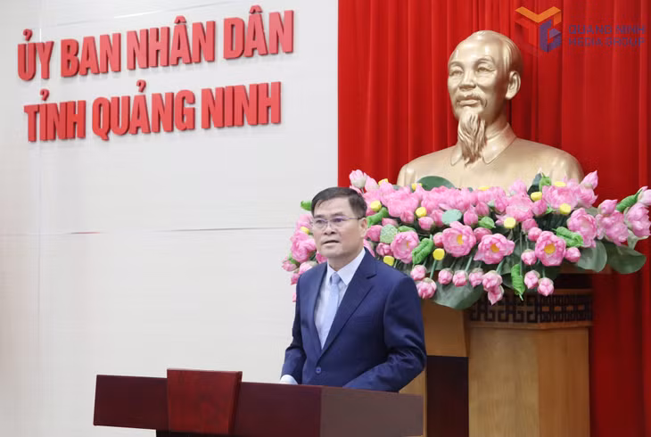 Đồng chí Bùi Văn Khắng, Phó Bí thư Tỉnh uỷ, Chủ tịch UBND tỉnh phát biểu tại hội nghị.
