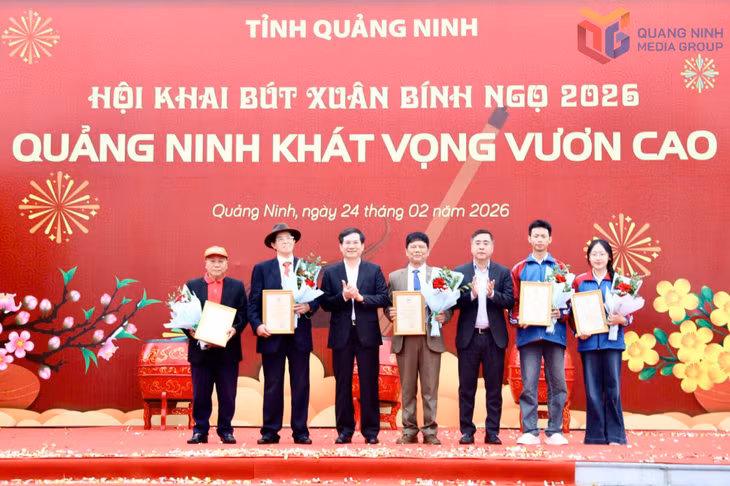 Ủy ban MTTQ tỉnh khen thưởng các văn nghệ sĩ và học sinh có thành tích trong năm 2025