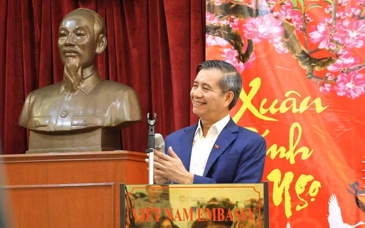 Đại sứ Đinh Ngọc Linh phát biểu khai mạc chương trình Xuân Quê hương 2026.(Ảnh: Đại sứ quán Việt Nam tại Malaysia)