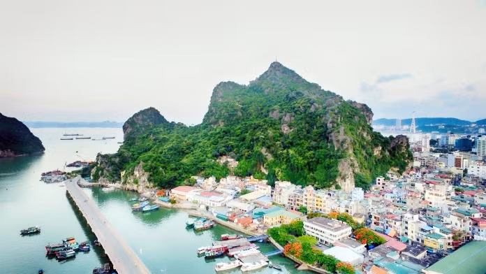Toàn cảnh núi Bài Thơ.
