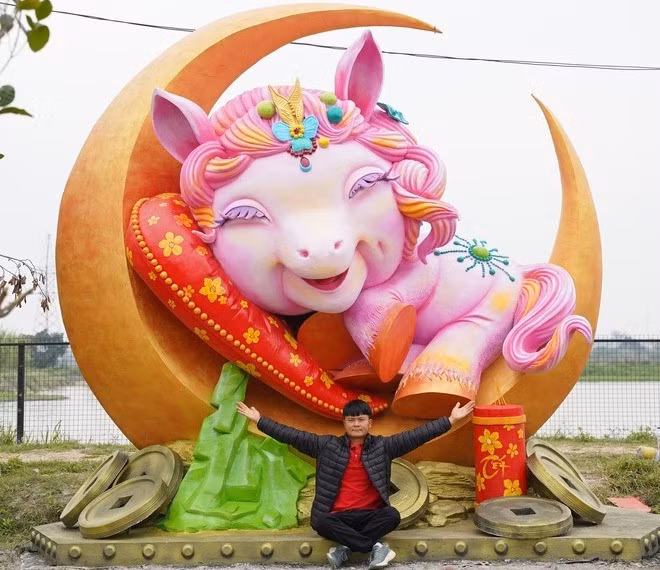 Linh vật Ngựa Thương có màu hồng chủ đạo Ảnh: Bùi Văn Quân