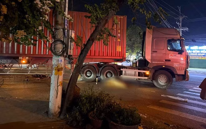 Tai nạn giữa xe container và xe đạp điện khiến người phụ nữ tử vong. Ảnh: Đình Trọng