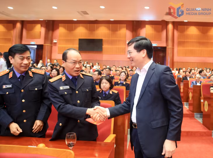 Đồng chí Vũ Quyết Tiến, Phó Bí thư Tỉnh ủy, Chủ tịch Ủy ban MTTQ tỉnh lì xì đầu năm cho cán bộ, công chức, viên chức trong tỉnh.