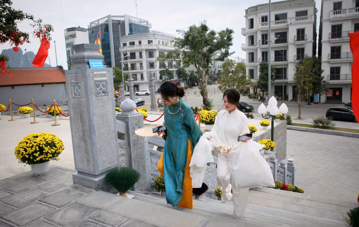 Nhiều bạn trẻ cũng lựa chọn Quần thể di tích đền Đức Ông Trần Quốc Nghiễn và núi Bài Thơ làm điểm đến...