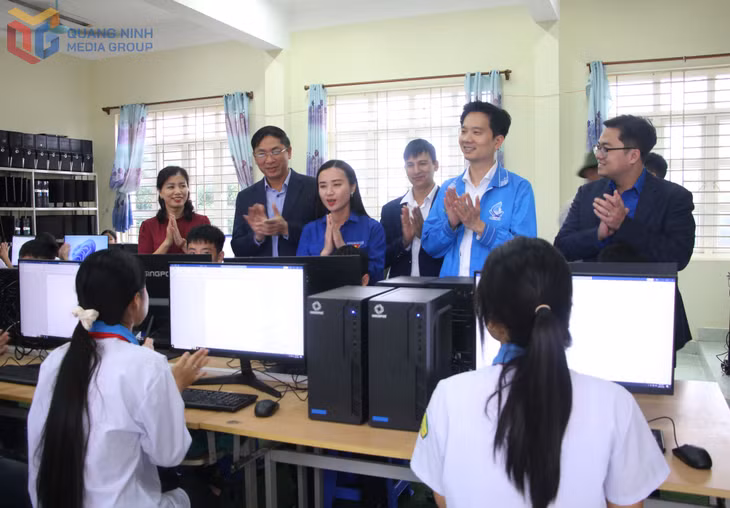 Tỉnh Đoàn - Hội LHTN tỉnh trao tặng công trình “Phòng máy tính cho em” tại Trường THCS&THPT Đường Hoa Cương.