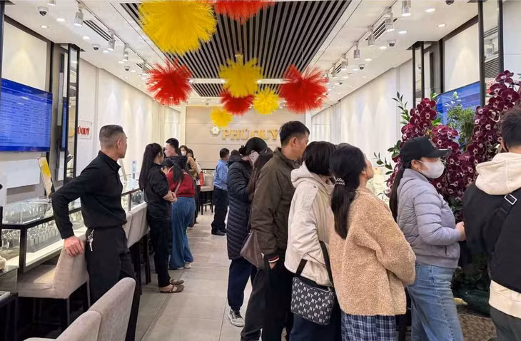 Gần đây, bạc miếng và bạc thỏi trở thành mặt hàng được nhiều người tìm mua. Ảnh: Phương Anh