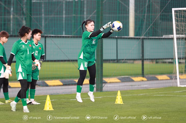U20 nữ Việt Nam chủ động phân tích đối thủ tại bảng đấu châu Á. Ảnh: VFF