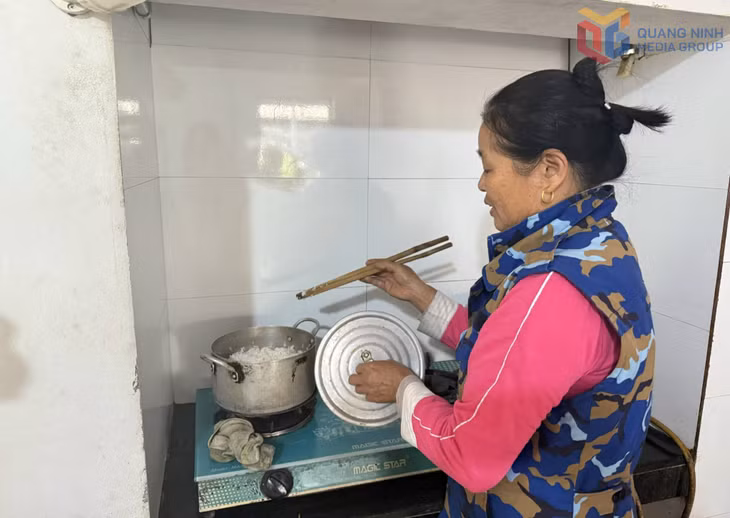 Do điện yếu, gia đình bà Đinh Thị Sâm (thôn Đông Hà) chuyển sang dùng bếp ga để nấu cơm.