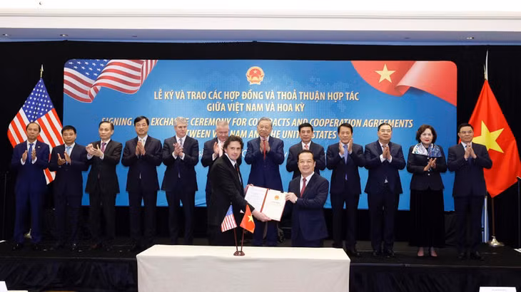 Tổng Bí thư Tô Lâm chứng kiến lễ trao giấy phép giữa Bộ Khoa học và Công nghệ và Công ty Starlink trao giấy phép cung cấp dịch vụ viễn thông có hạ tầng mạng (loại mạng viễn thông cố định vệ tinh) cho Công ty trách nhiệm hữu hạn Starlink Services Việt Nam; giấy phép cung cấp dịch vụ viễn thông có hạ tầng mạng (loại mạng viễn thông di động vệ tinh) cho Công ty trách nhiệm hữu hạn Starlink Services Việt Nam. (Ảnh: Thống Nhất/TTXVN)