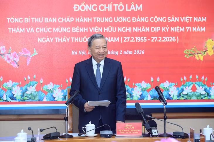 Tổng Bí thư Tô Lâm phát biểu chúc mừng cán bộ, nhân viên y tế Bệnh viện Hữu Nghị. (Ảnh: ĐĂNG KHOA)