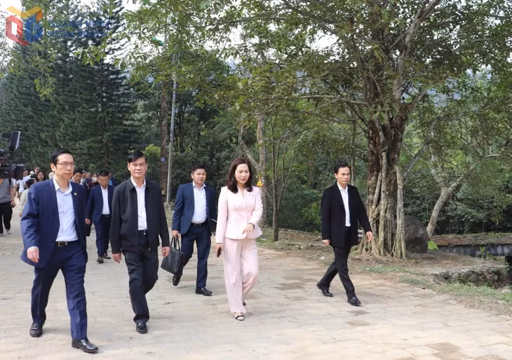 Phó Chủ tịch UBND tỉnh Nguyễn Thị Hạnh kiểm tra công tác vệ sinh môi trường dưới chân núi Yên Tử.