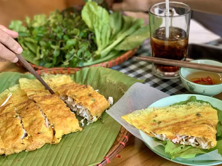Quán đặc sản miền Tây ở phố Hàng Điếu nằm trong 14 quán ăn tại Hoàn Kiếm bị xử phạt. Ảnh: Dương Đông