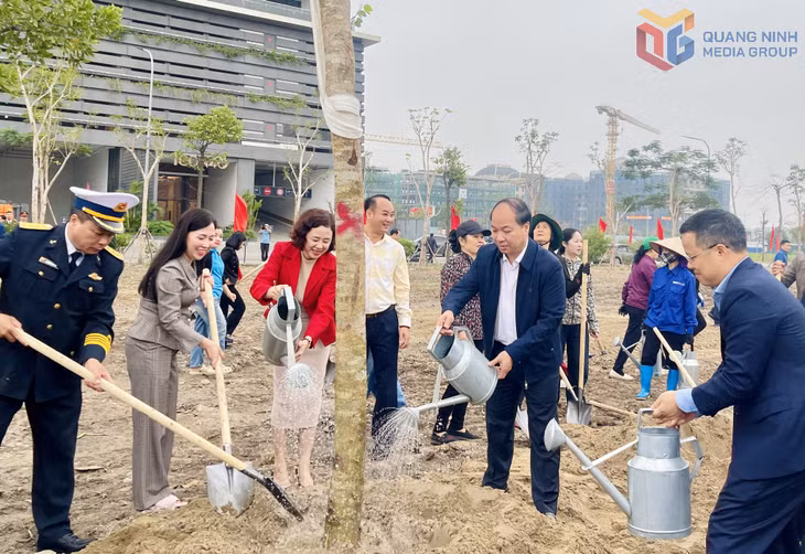 Các đại biểu và lãnh đạo phường tham gia trồng cây sau Lễ phát động.
