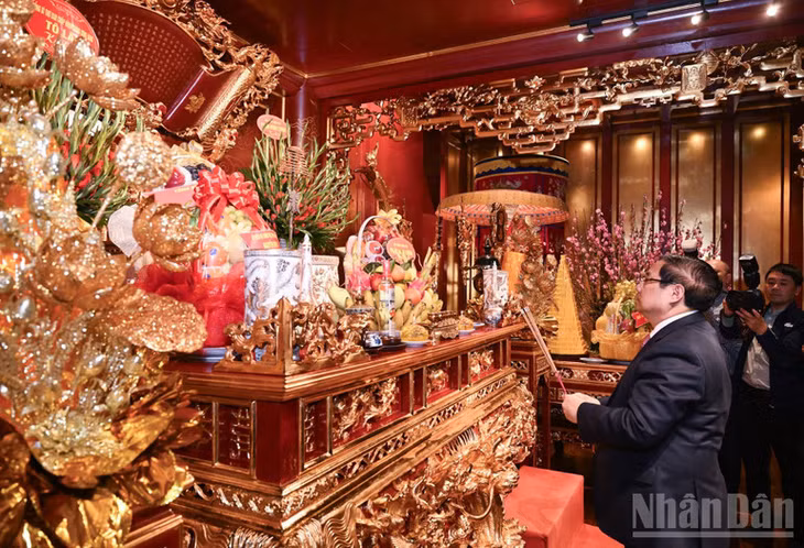 Thủ tướng Chính phủ Phạm Minh Chính dâng hương tỏ lòng thành kính tưởng niệm, tri ân công đức các bậc tiền nhân đã khai mở nền văn hiến Thăng Long, khai sáng văn minh Đại Việt. (Ảnh: Trần Hải)