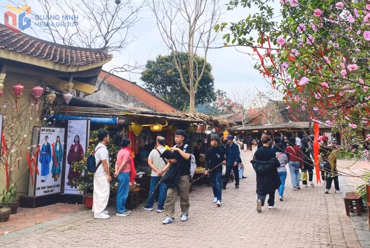Khách du lịch tham quan Khu di tích Yên Tử.