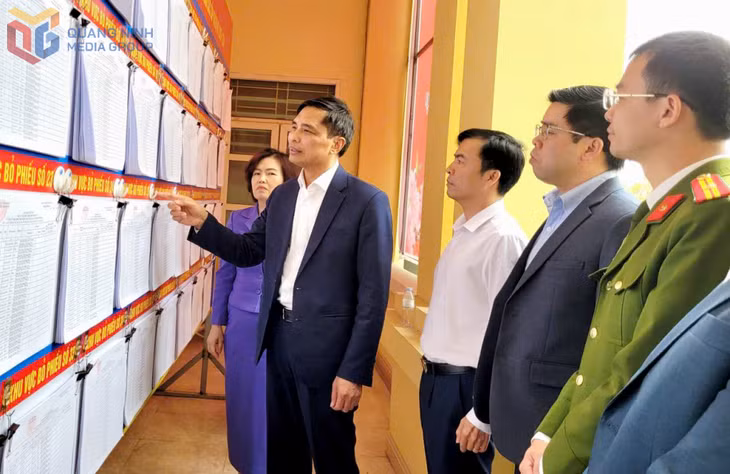 Đồng chí Vũ Văn Diện, Phó Chủ tịch Thường trực UBND tỉnh kiểm tra niêm yết danh sách cử tri tại phường Hiệp Hòa.