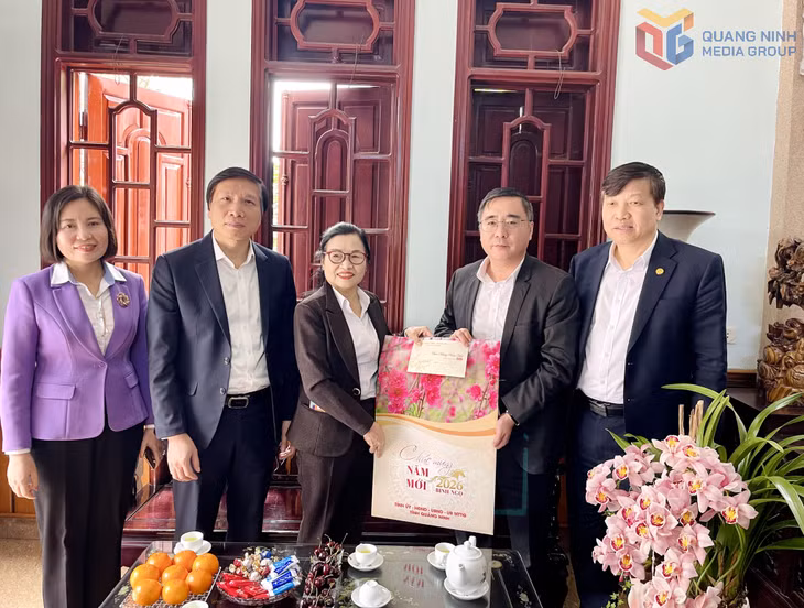 Đồng chí Phó Chủ tịch Thường trực Ủy ban MTTQ Việt Nam tỉnh Quảng Ninh thăm, chúc Tết Thầy thuốc Nhân dân Nguyễn Thị Tân, nguyên Trưởng Khoa Nội tiêu hoá (Bệnh viện Việt Nam - Thuỵ Điển Uông Bí).