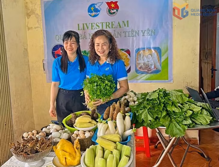 Hội LHPN xã Tiên Yên phối hợp với Đoàn Thanh niên xã tổ chức livestream bán hàng nông sản của địa phương trên các nền tảng số. Ảnh: Vân Anh