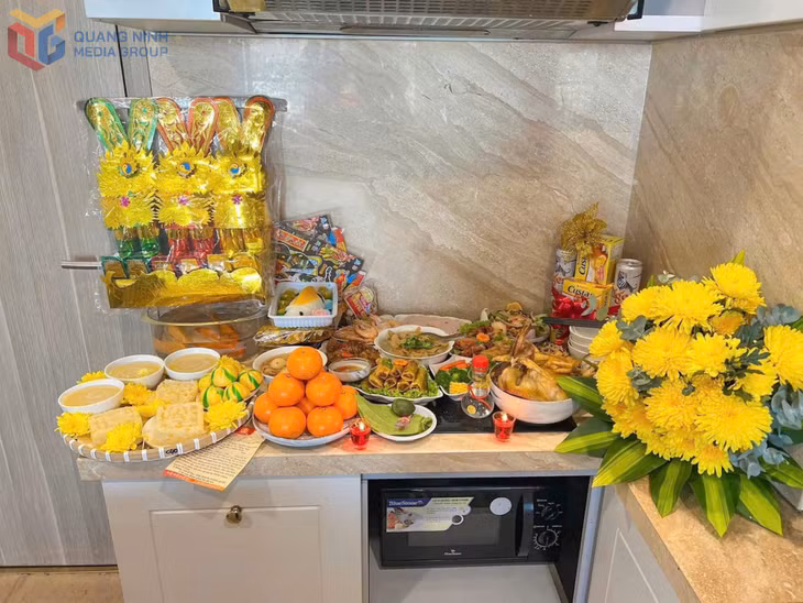 Trong nhịp sống hiện đại, nhưng mỗi mâm cỗ cúng Ông Công – Ông Táo được các gia đình Việt chuẩn bị chu đáo, tươm tất, thể hiện lòng thành kính với thần linh và gìn giữ nét đẹp văn hóa truyền thống lâu đời.