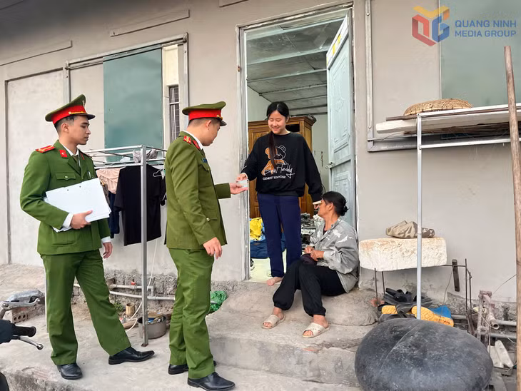 Công an phường Hà An kiểm tra cư trú tại khu nhà trọ tại khu Thống Nhất 2, phường Hà An.