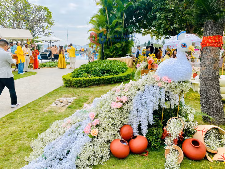 Đám cưới được trang trí bằng nhiều hoa tươi và các biểu tượng mang đặc trưng văn hóa Ấn Độ. Đám cưới được trang trí bằng nhiều hoa tươi và các biểu tượng mang đặc trưng văn hóa Ấn Độ.