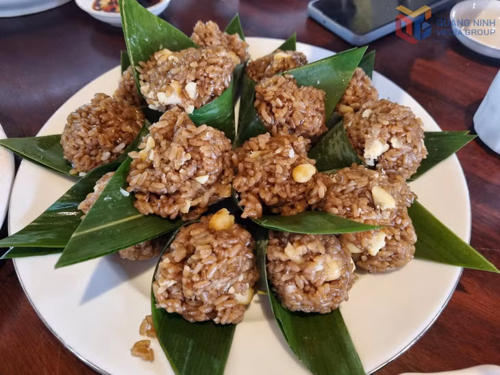 Xôi hồng trà thơm dẻo, tinh tế.