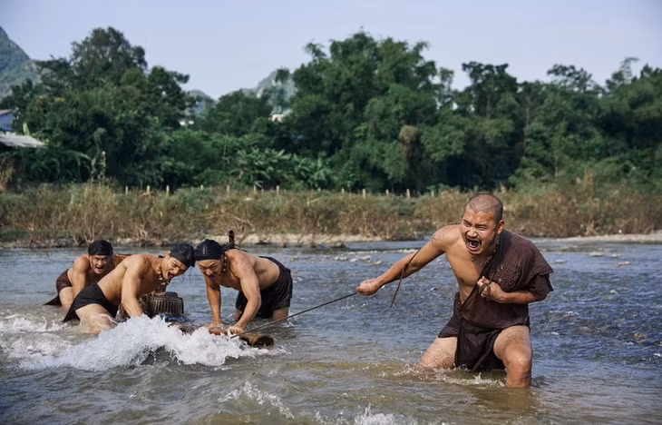 Các sinh hoạt lao động, sản xuất của cư dân sông nước Lạc Việt được tái dựng trong phim.