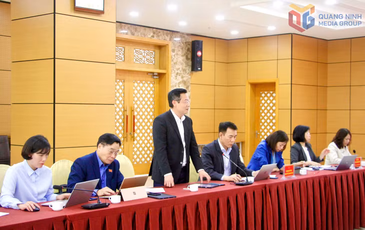 Đồng chí Nguyễn Thế Lãm, Tỉnh ủy viên, Giám đốc Báo và Phát thanh, truyền hình tỉnh, phát biểu tại hội nghị.