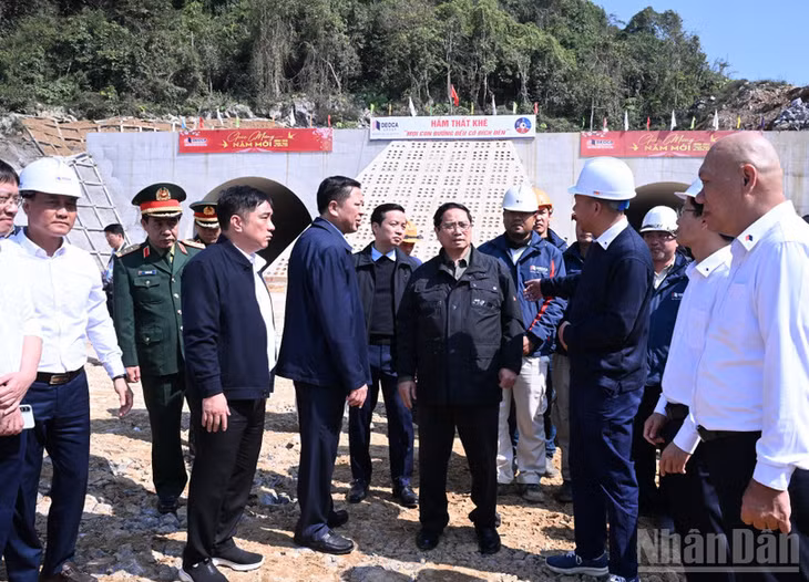 Thủ tướng Chính phủ Phạm Minh Chính đi thị sát, kiểm tra việc thi công tuyến cao tốc Đồng Đăng-Trà Lĩnh tại vị trí Hầm Thất Khê. (Ảnh: Trần Hải)