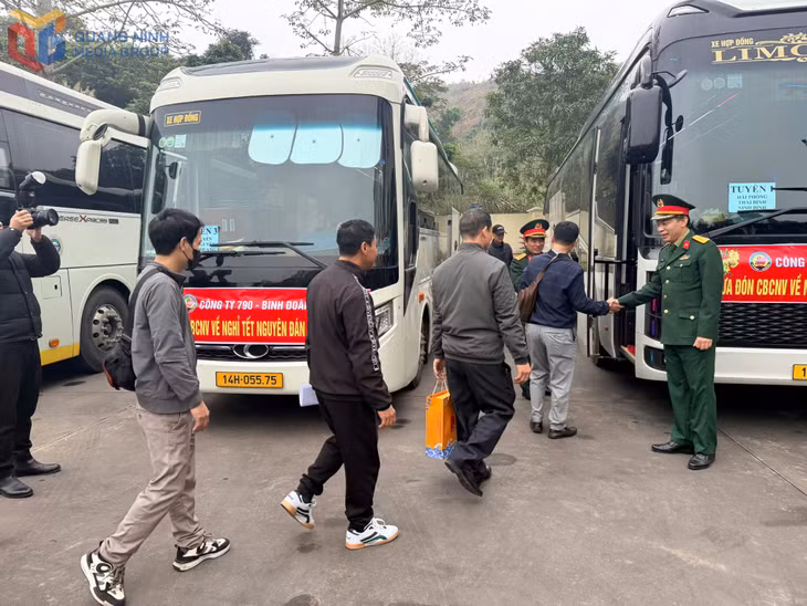Lãnh đạo Công ty 790 (Binh đoàn 19) bắt tay động viên công nhân, lao động lên xe về quê đón Tết.