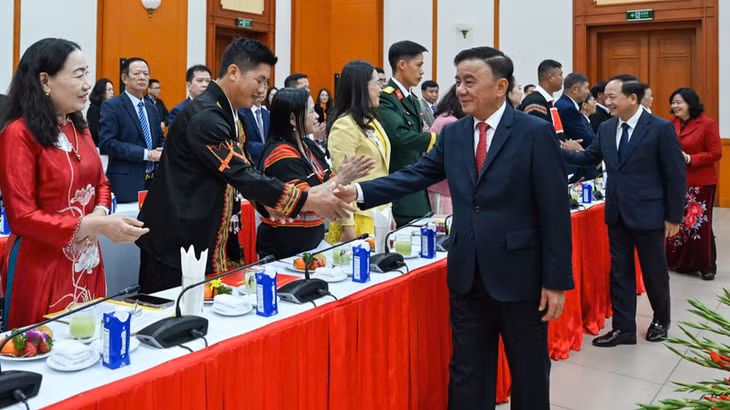 Đồng chí Trần Cẩm Tú, Ủy viên Bộ Chính trị, Thường trực Ban Bí thư với các Bí thư chi bộ xuất sắc toàn quốc năm 2026. (Ảnh: DUY LINH)