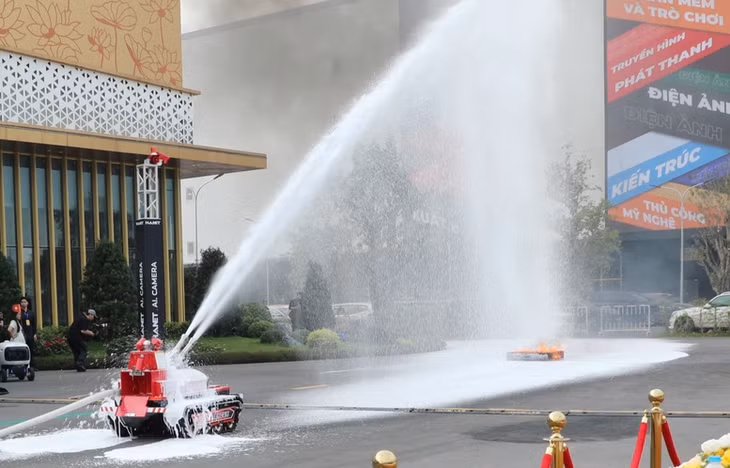 Robot phòng cháy chữa cháy trình diễn tại Diễn đàn Quốc gia phát triển doanh nghiệp Công nghệ Việt Nam 2025 - Ảnh: VGP/TG