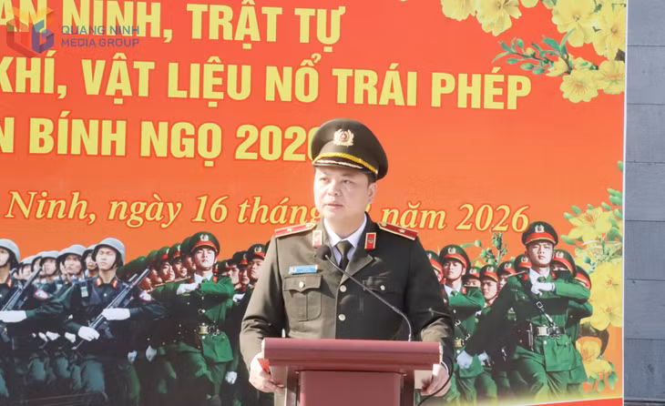 Thiếu tướng Nguyễn Tiến Trung, Bí thư Đảng uỷ, Giám đốc Công an tỉnh phát lệnh ra quân.