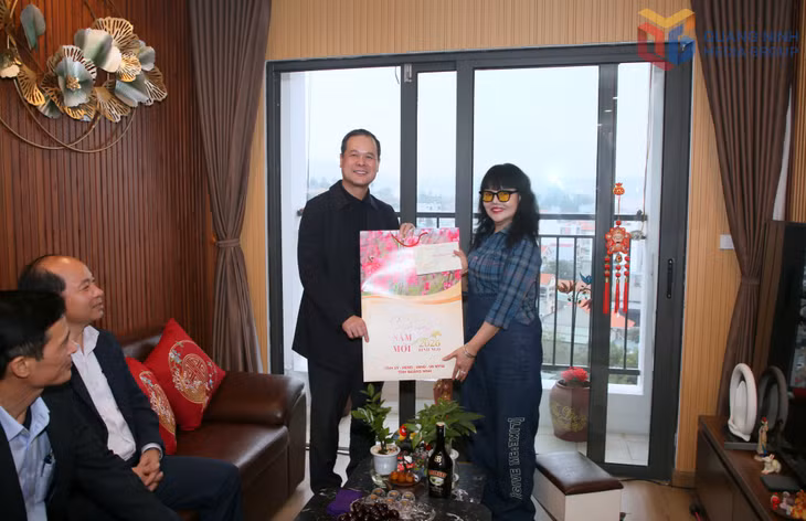Đồng chí Trưởng Ban Nội chính Tỉnh uỷ tặng quà Tết cho Nghệ sĩ nhân dân Từ Diệu Hương, nguyên Giám đốc Đoàn Nghệ thuật tỉnh Quảng Ninh.