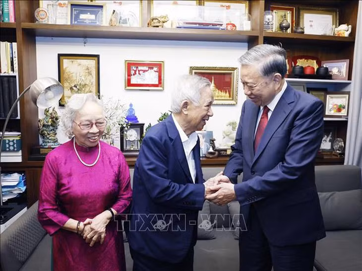 Tổng Bí thư Tô Lâm thăm, chúc Tết gia đình Giáo sư, Tiến sĩ, Nhà giáo Nhân dân Nguyễn Lân Dũng và Phó Giáo sư, Tiến sĩ, Thầy thuốc Nhân dân Nguyễn Kim Nữ Hiếu - Ảnh: TTXVN