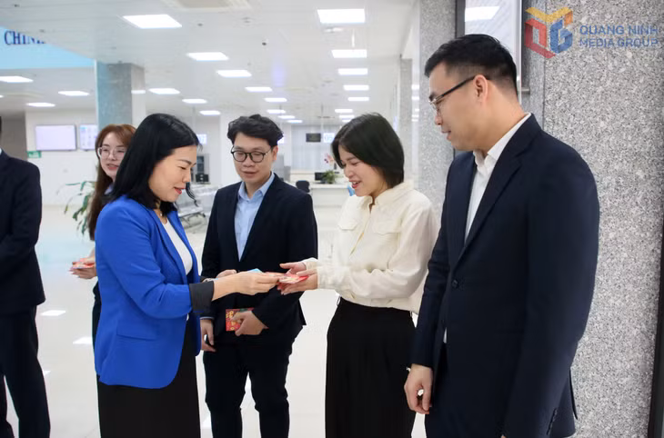Lãnh đạo Trung tâm Phục vụ Hành chính công lì xì may mắn đầu Xuân cho cán bộ, công chức, người lao động, tạo không khí vui tươi, phấn khởi trước khi bước vào ngày làm việc đầu tiên.